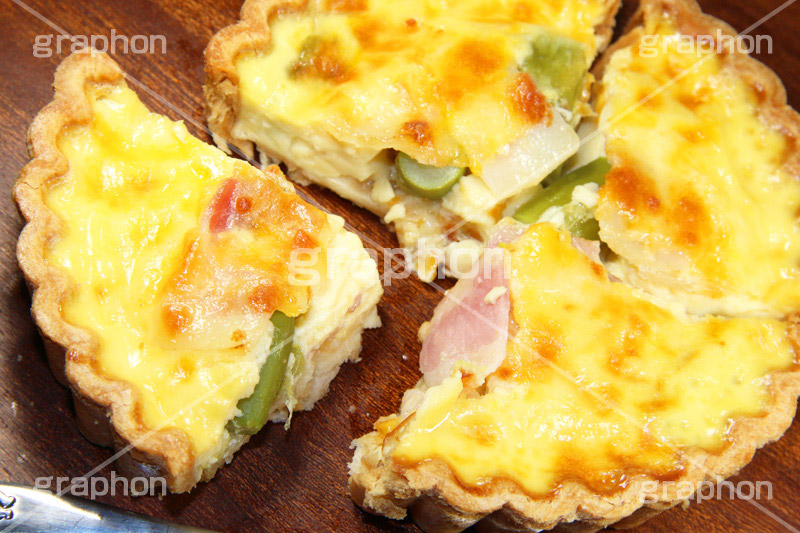 4分割,カット,cut,アスパラとベーコンのキッシュ,アスパラ,ベーコン,asparagus,bacon,キッシュ,bake,焼き,パン,たまご,卵,パイ,パイ生地,生地,朝食,ブレックファースト,breakfast,cafe,カフェ,洋食,お洒落,オシャレ,おしゃれ,女子力