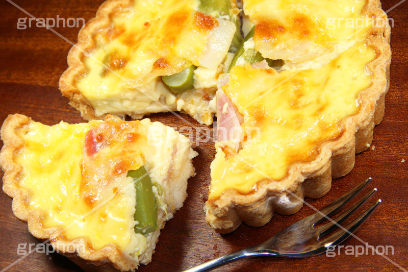 4分割,カット,cut,アスパラとベーコンのキッシュ,アスパラ,ベーコン,asparagus,bacon,キッシュ,bake,焼き,パン,たまご,卵,パイ,パイ生地,生地,朝食,ブレックファースト,breakfast,cafe,カフェ,洋食,お洒落,オシャレ,おしゃれ,女子力