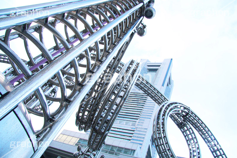 横浜ランドマークタワーとモニュメント,ランドマークタワー,ランドマーク,タワー,横浜,よこはま,ヨコハマ,神奈川,海辺,みなとみらい,21,モニュメント,オブジェ,monument,tower,ベイサイド