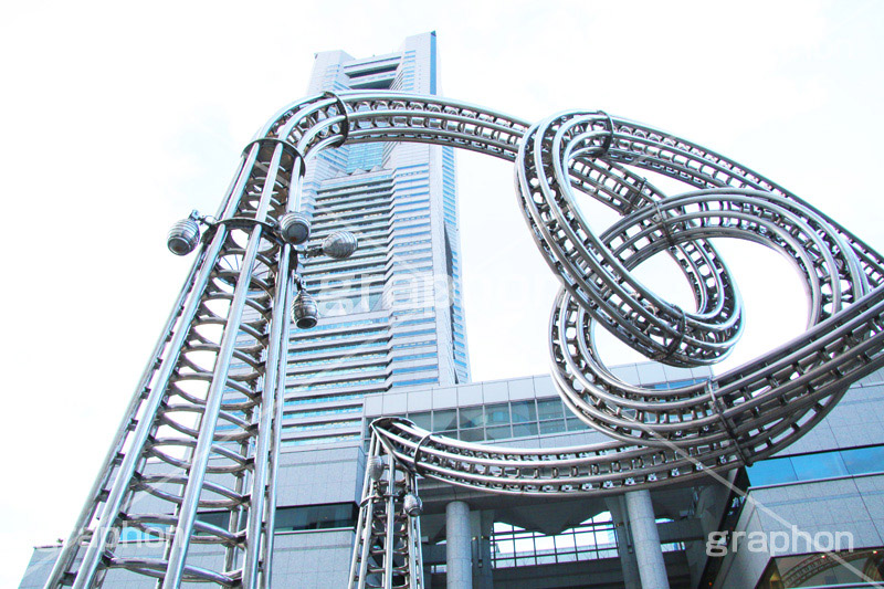 横浜ランドマークタワーとモニュメント,ランドマークタワー,ランドマーク,タワー,横浜,よこはま,ヨコハマ,神奈川,海辺,みなとみらい,21,モニュメント,オブジェ,monument,tower,ベイサイド