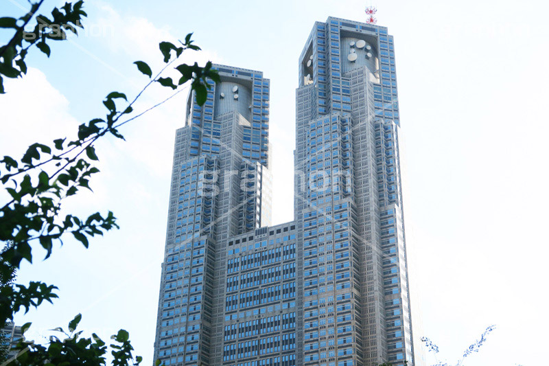 新宿西口からの都庁,東京都庁,都庁,とちょう,都知事,執行機関,行政,高層ビル,新宿,新宿区,第一本庁舎,庁舎,shinjuku,office,building,オフィス街,オフィス,西口,西新宿