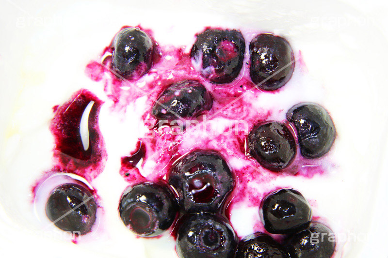 ヨーグルトにブルーベリー,ヨーグルト,ブルーベリー,ベリー,blueberry,berry,fruit,yoghourt,果樹,果実,フルーツ,果物,くだもの,爽やか,甘酸っぱい,酸味,発酵,乳酸菌,紫,小果実,アントシアニン,視力