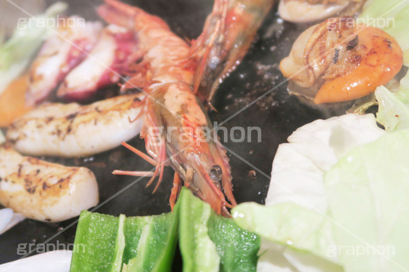 鉄板焼き,鉄板,焼き,バター,butter,seafood,海老,えび,エビ,ほたて,ホタテ,帆立,バター焼き,海鮮,シーフード,湯気熱々,あつあつ,アツアツ,seafood,japan,たこ,タコ,いか,イカ,きゃべつ,キャベツ,ピーマン,ねぎ,ネギ,ニンジン,にんじん,香ばしい,こげ,焦げ,つまみ,おつまみ
