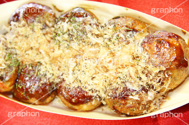 たこ焼き,たこやき,タコヤキ,大阪名物,粉もん,小麦粉,ソウルフード,日本料理,日本食,和食,アツアツ,あつあつ,熱々,カリカリ,たこ,タコ,ソース,青のり,鰹節,かつお節,ファーストフード,ファストフード,japan