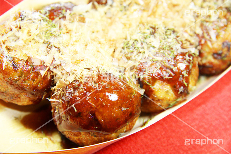 たこ焼き,たこやき,タコヤキ,大阪名物,粉もん,小麦粉,ソウルフード,日本料理,日本食,和食,アツアツ,あつあつ,熱々,カリカリ,たこ,タコ,ソース,青のり,鰹節,かつお節,ファーストフード,ファストフード,japan