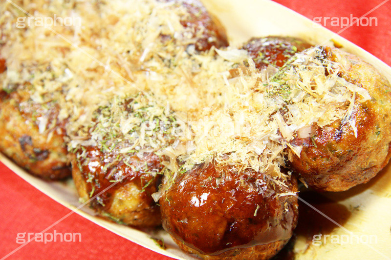 たこ焼き,たこやき,タコヤキ,大阪名物,粉もん,小麦粉,ソウルフード,日本料理,日本食,和食,アツアツ,あつあつ,熱々,カリカリ,たこ,タコ,ソース,青のり,鰹節,かつお節,ファーストフード,ファストフード,japan