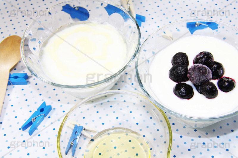 ヨーグルト,ヨーグルトにブルーベリー,ブルーベリー,ベリー,blueberry,berry,fruit,yoghourt,果樹,果実,フルーツ,果物,くだもの,爽やか,甘酸っぱい,酸味,発酵,乳酸菌,紫,小果実,アントシアニン,視力,蜂蜜,はちみつ,ハチミツ,洗濯ばさみ,洗濯バサミ,ピンチ,pinch