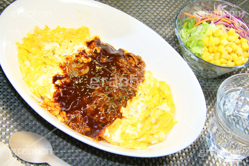 オムライス デミグラスソースかけ,デミグラスソース,デミグラス,ソース,ビーフ,肉,牛肉,beef,egg,オムライス,おむらいす,卵,たまご,タマゴ,玉子,鶏,米飯料理,ライス,オムレツ,焼く,とろとろ,トロトロ,洋食,グルメ,スプーン,サラダ,salad,water,お冷