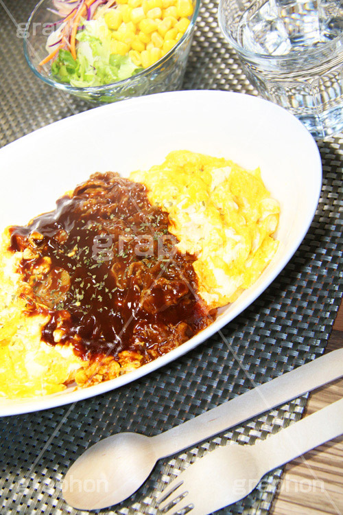 オムライス デミグラスソースかけ,デミグラスソース,デミグラス,ソース,ビーフ,肉,牛肉,beef,egg,オムライス,おむらいす,卵,たまご,タマゴ,玉子,鶏,米飯料理,ライス,オムレツ,焼く,とろとろ,トロトロ,洋食,グルメ,スプーン,サラダ,salad,water,お冷