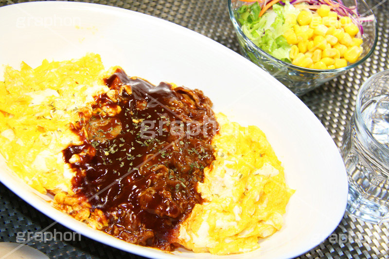 オムライス デミグラスソースかけ,デミグラスソース,デミグラス,ソース,ビーフ,肉,牛肉,beef,egg,オムライス,おむらいす,卵,たまご,タマゴ,玉子,鶏,米飯料理,ライス,オムレツ,焼く,とろとろ,トロトロ,洋食,グルメ,スプーン,サラダ,salad,water,お冷