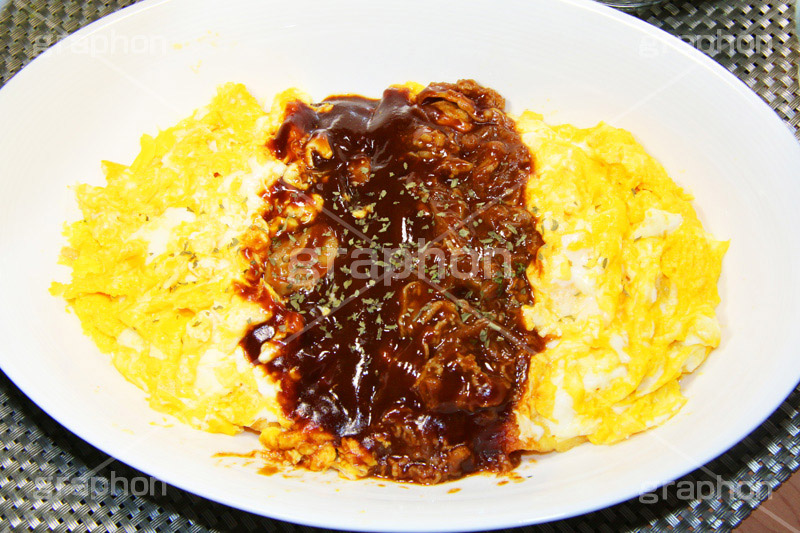 オムライス デミグラスソースかけ,デミグラスソース,デミグラス,ソース,ビーフ,肉,牛肉,beef,egg,オムライス,おむらいす,卵,たまご,タマゴ,玉子,鶏,米飯料理,ライス,オムレツ,焼く,とろとろ,トロトロ,洋食