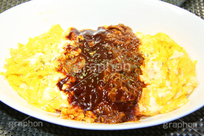 オムライス デミグラスソースかけ,デミグラスソース,デミグラス,ソース,ビーフ,肉,牛肉,beef,egg,オムライス,おむらいす,卵,たまご,タマゴ,玉子,鶏,米飯料理,ライス,オムレツ,焼く,とろとろ,トロトロ,洋食