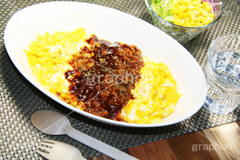 オムライス デミグラスソースかけ,デミグラスソース,デミグラス,ソース,ビーフ,肉,牛肉,beef,egg,オムライス,おむらいす,卵,たまご,タマゴ,玉子,鶏,米飯料理,ライス,オムレツ,焼く,とろとろ,トロトロ,洋食,グルメ,スプーン,サラダ,salad,water,お冷