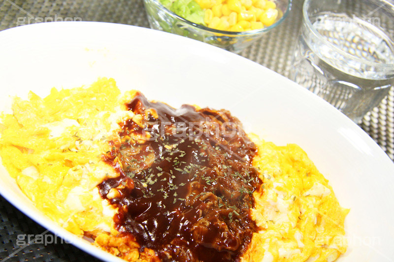 オムライス デミグラスソースかけ,デミグラスソース,デミグラス,ソース,ビーフ,肉,牛肉,beef,egg,オムライス,おむらいす,卵,たまご,タマゴ,玉子,鶏,米飯料理,ライス,オムレツ,焼く,とろとろ,トロトロ,洋食,サラダ,salad,water,お冷