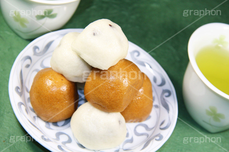 積上げられた饅頭,積,まんじゅう,饅頭,2色,お菓子,菓子,和菓子,お茶請け,スイーツ,和,和風,お茶,緑茶,日本茶,デザート,おやつ,グルメ,甘味,あんこ,餡子,こしあん,粒あん,つぶあん,一口,茶会,japan,sweet,dessert