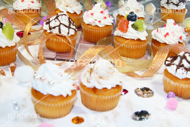 たくさんのカップケーキ,たくさん,沢山,カップケーキ,生クリーム,クリーム,カラフル,ケーキ,ミニ,sweet,スイート,食後,デザート,スイーツ,フルーツ,チョコレート,チョコ,菓子,甘い,焼き菓子,チョコ,お菓子,女子,女子力,ガーリー,カワイイ,かわいい,可愛い,ハート,cute,heart,dessert,cupcake,cup,cake,cream,fruit,chocolate,パーティー,会,アフタヌーン,afternoon,party,茶会,プリ画