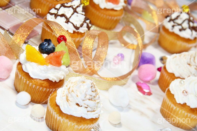 たくさんのカップケーキ,たくさん,沢山,カップケーキ,生クリーム,クリーム,カラフル,ケーキ,ミニ,sweet,スイート,食後,デザート,スイーツ,フルーツ,チョコレート,チョコ,菓子,甘い,焼き菓子,チョコ,お菓子,女子,女子力,ガーリー,カワイイ,かわいい,可愛い,ハート,cute,heart,dessert,cupcake,cup,cake,cream,fruit,chocolate,パーティー,会,アフタヌーン,afternoon,party,茶会,プリ画