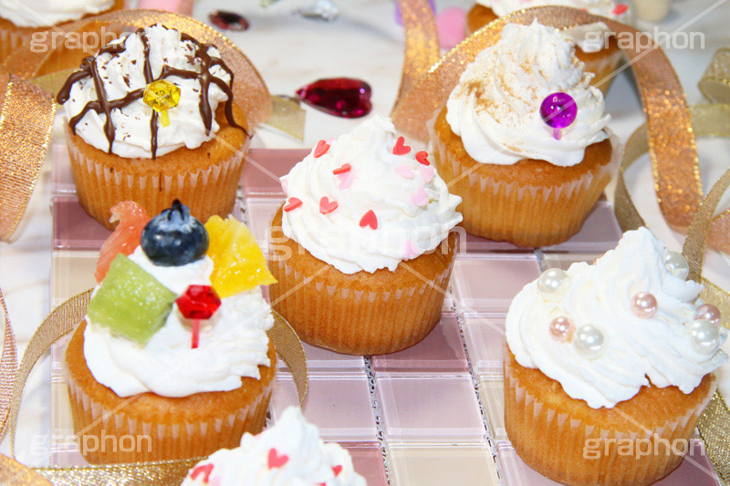 たくさんのカップケーキ,たくさん,沢山,カップケーキ,生クリーム,クリーム,カラフル,ケーキ,ミニ,sweet,スイート,食後,デザート,スイーツ,フルーツ,チョコレート,チョコ,菓子,甘い,焼き菓子,チョコ,お菓子,女子,女子力,ガーリー,カワイイ,かわいい,可愛い,ハート,cute,heart,dessert,cupcake,cup,cake,cream,fruit,chocolate,パーティー,会,アフタヌーン,afternoon,party,茶会,プリ画