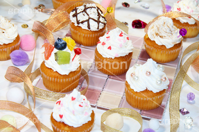 たくさんのカップケーキ,たくさん,沢山,カップケーキ,生クリーム,クリーム,カラフル,ケーキ,ミニ,sweet,スイート,食後,デザート,スイーツ,フルーツ,チョコレート,チョコ,菓子,甘い,焼き菓子,チョコ,お菓子,女子,女子力,ガーリー,カワイイ,かわいい,可愛い,ハート,cute,heart,dessert,cupcake,cup,cake,cream,fruit,chocolate,グルメ,パーティー,会,アフタヌーン,afternoon,party,茶会,プリ画