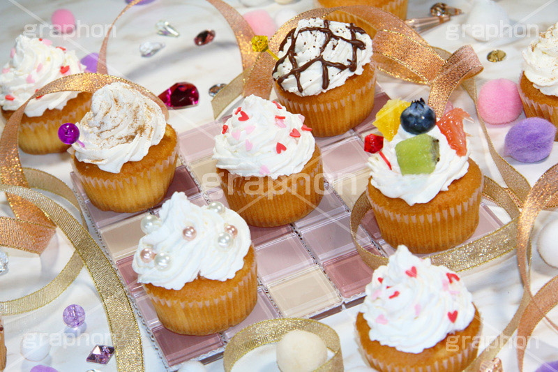 たくさんのカップケーキ,たくさん,沢山,カップケーキ,生クリーム,クリーム,カラフル,ケーキ,ミニ,sweet,スイート,食後,デザート,スイーツ,フルーツ,チョコレート,チョコ,菓子,甘い,焼き菓子,チョコ,お菓子,女子,女子力,ガーリー,カワイイ,かわいい,可愛い,ハート,cute,heart,dessert,cupcake,cup,cake,cream,fruit,chocolate,パーティー,会,アフタヌーン,afternoon,party,茶会,プリ画