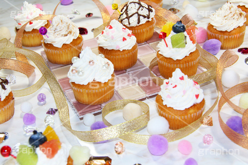 たくさんのカップケーキ,たくさん,沢山,カップケーキ,生クリーム,クリーム,カラフル,ケーキ,ミニ,sweet,スイート,食後,デザート,スイーツ,フルーツ,チョコレート,チョコ,菓子,甘い,焼き菓子,チョコ,お菓子,女子,女子力,ガーリー,カワイイ,かわいい,可愛い,ハート,cute,heart,dessert,cupcake,cup,cake,cream,fruit,chocolate,パーティー,会,アフタヌーン,afternoon,party,茶会,プリ画