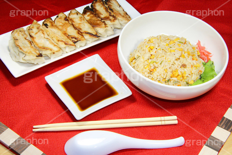 炒飯と餃子,チャーハン,炒飯,焼きめし,玉子,焼き,ミニ,こしょう,コショウ,胡椒,中華,油,餃子,ぎょうざ,ギョウザ,ニラ,韮,炒め,カリカリ,かりかり,ニンニク,にんにく,大蒜,臭,醤油,しょうゆ,ラー油,割りばし,割り箸,レンゲ,れんげ,紅しょうが,紅ショウガ,生姜,焦げ,コッテリ