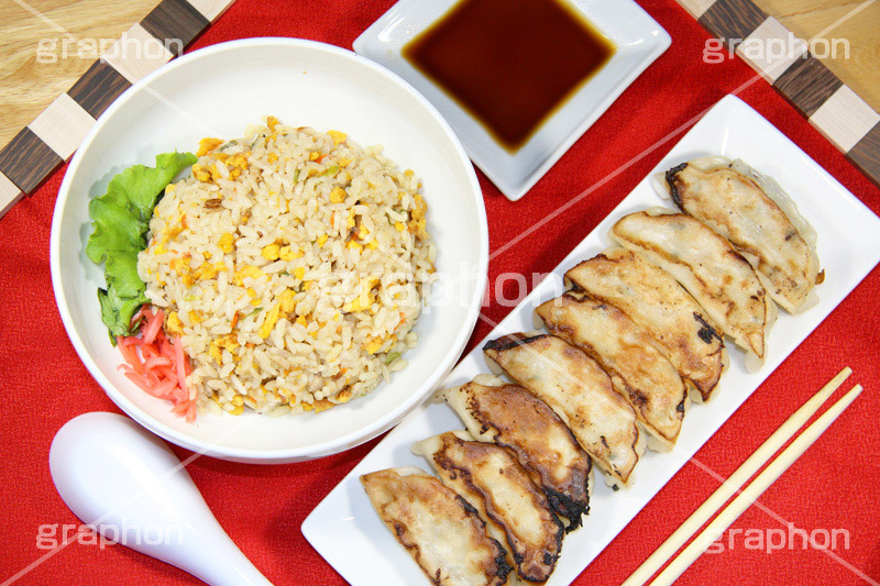 炒飯と餃子,チャーハン,炒飯,焼きめし,玉子,焼き,ミニ,こしょう,コショウ,胡椒,中華,油,餃子,ぎょうざ,ギョウザ,ニラ,韮,炒め,カリカリ,かりかり,ニンニク,にんにく,大蒜,臭,醤油,しょうゆ,ラー油,割りばし,割り箸,レンゲ,れんげ,紅しょうが,紅ショウガ,生姜,焦げ,コッテリ,グルメ