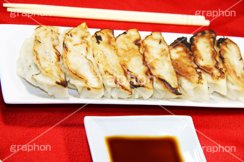 餃子,ぎょうざ,ギョウザ,焼き,中華,油,ニラ,韮,炒め,カリカリ,かりかり,ニンニク,にんにく,大蒜,臭,醤油,しょうゆ,ラー油,割りばし,割り箸,焦げ,コッテリ