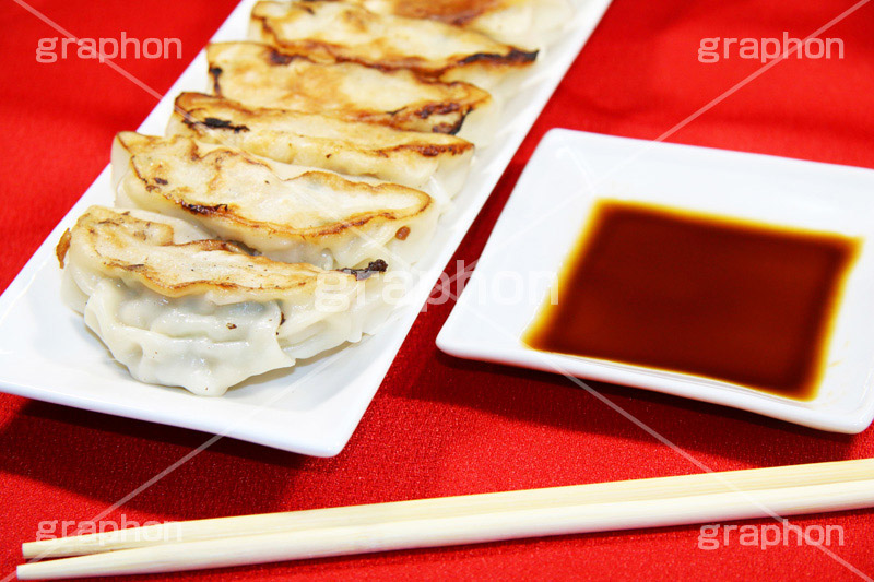 餃子,ぎょうざ,ギョウザ,焼き,中華,油,ニラ,韮,炒め,カリカリ,かりかり,ニンニク,にんにく,大蒜,臭,醤油,しょうゆ,ラー油,割りばし,割り箸,焦げ,コッテリ