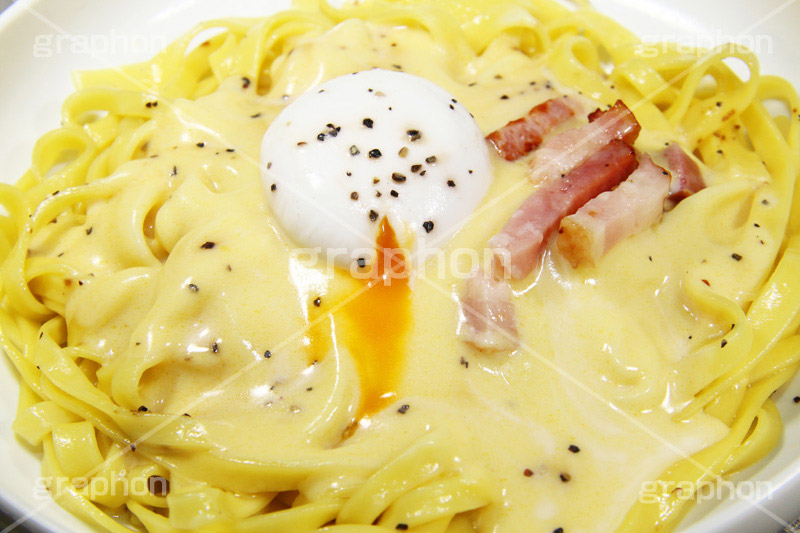 カルボナーラ,温玉,パスタ,pepper,bacon,ベーコン,厚切り,温泉卵,たまご,玉子,卵,半熟,クリーム,cream,spoon,fork,スプーン,フォーク,洋食,麺料理,麺類,垂,pasta,生麵,クリーミー,チーズ,粉チーズ,creamy,cheese