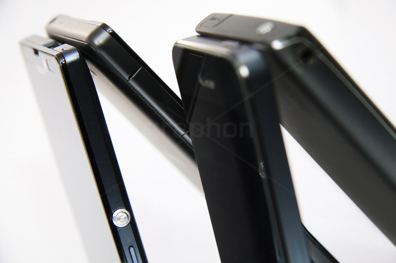 寄り添うスマホたち,寄り添う,立つ,立て掛ける,添う,もたれる,スマホ,スマフォ,スマートフォン,携帯,モバイル,mobile,フォン,phone,電話,通話,iPhone,アイフォン,デジタル,ガジェット,gadget,digital,device,デバイス,電波,端末,液晶,画面,連絡,デバック,IT,通信
