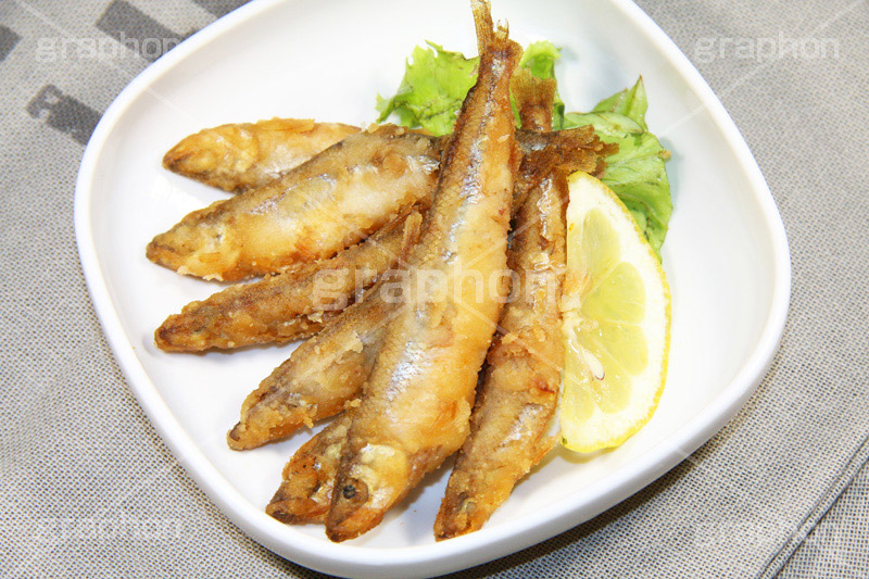 ワカサギの唐揚げ,ワカサギ,わかさぎ,公魚,ワカサギ釣り,魚,唐揚げ,からあげ,竜田揚げ,揚げ物,油,旬,硬骨魚,小魚,和食,日本食,つまみ,おつまみ,丸揚げ,おかず,惣菜,レモン,lemon,グルメ,お惣菜,japan