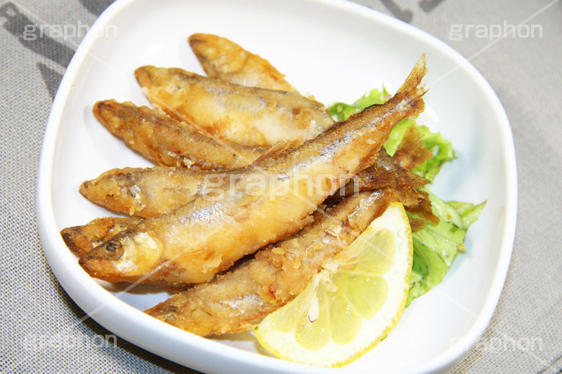 ワカサギの唐揚げ,ワカサギ,わかさぎ,公魚,ワカサギ釣り,魚,唐揚げ,からあげ,竜田揚げ,揚げ物,油,旬,硬骨魚,小魚,和食,日本食,つまみ,おつまみ,丸揚げ,おかず,惣菜,レモン,lemon,グルメ,お惣菜,japan