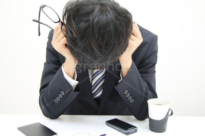 頭を抱えるサラリーマン,頭,抱える,悩み,眠気,眠い,苦悩,頭痛,眼鏡,めがね,辛い,悩む,大変,徹夜,睡眠不足,サラリーマン,リーマン,ビジネス,仕事,スーツ,背広,男性,モデル,男,青年,イメージ,職場,人物,オフィス,ブラック企業,社畜,病む,business,work,suit,model,image,office