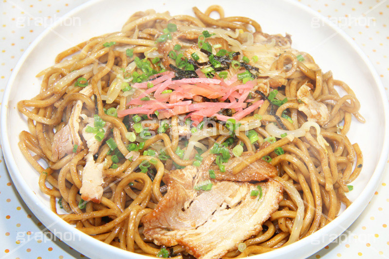 チャーシュー入り焼きそば,チャーシュー,焼き豚,焼豚,ヤキソバ,やきそば,焼きそば,紅ショウガ,しょうが,豚肉,炒め,麺類,国民食,ソース,出店,屋台,祭り,まつり,香ばしい,和食,日本食,日本料理,こってり,コッテリ,ソウルフード,粉もん,japan,湯気,グルメ
