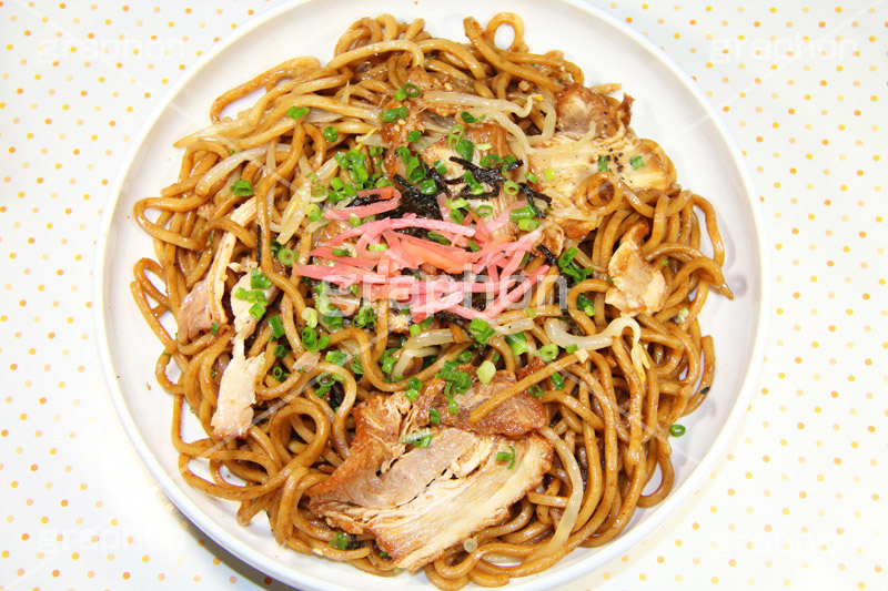 チャーシュー入り焼きそば,チャーシュー,焼き豚,焼豚,ヤキソバ,やきそば,焼きそば,紅ショウガ,しょうが,豚肉,炒め,麺類,国民食,ソース,出店,屋台,祭り,まつり,香ばしい,和食,日本食,日本料理,こってり,コッテリ,ソウルフード,粉もん,japan