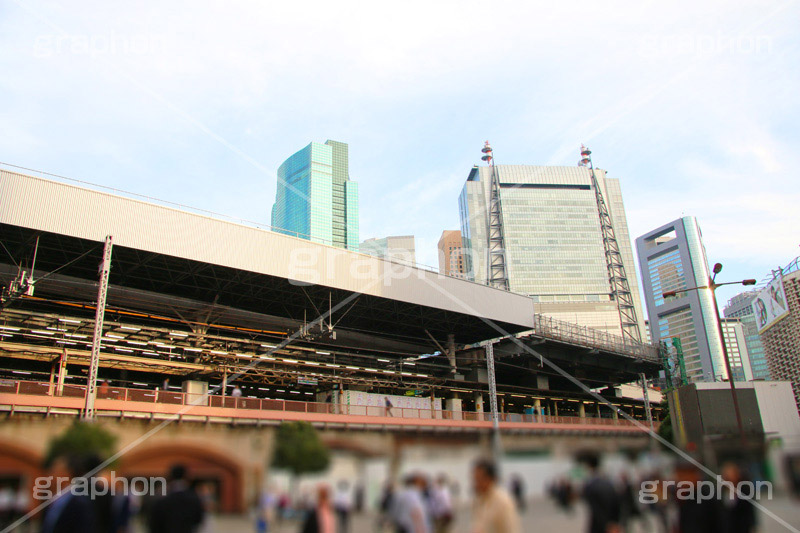 人が集まり始める夕方の新橋駅前,人,集まる,夕方,新橋駅,新橋駅前,新橋,港区,駅前,サラリーマン,居酒屋,飲み屋,駅,広場