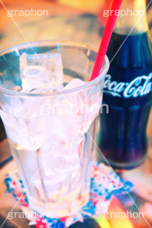 カフェでコーラ(ヴィンテージ),コーラ,飲み物,トイカメラ撮影,トイカメラ,ヴィンテージ,ビンテージ,レトロ,お洒落,おしゃれ,オシャレ,味わい,トンネル効果,清涼