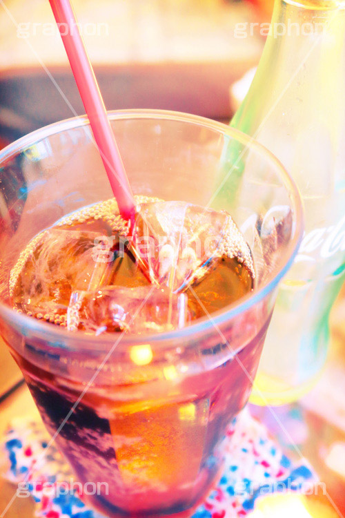 カフェでコーラ(ヴィンテージ),コーラ,飲み物,トイカメラ撮影,トイカメラ,ヴィンテージ,ビンテージ,レトロ,お洒落,おしゃれ,オシャレ,味わい,トンネル効果,清涼