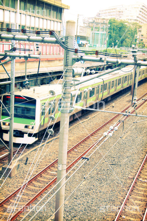 巣鴨駅のホーム(ヴィンテージ),電車,トイカメラ撮影,トイカメラ,ヴィンテージ,ビンテージ,レトロ,お洒落,おしゃれ,オシャレ,味わい,トンネル効果