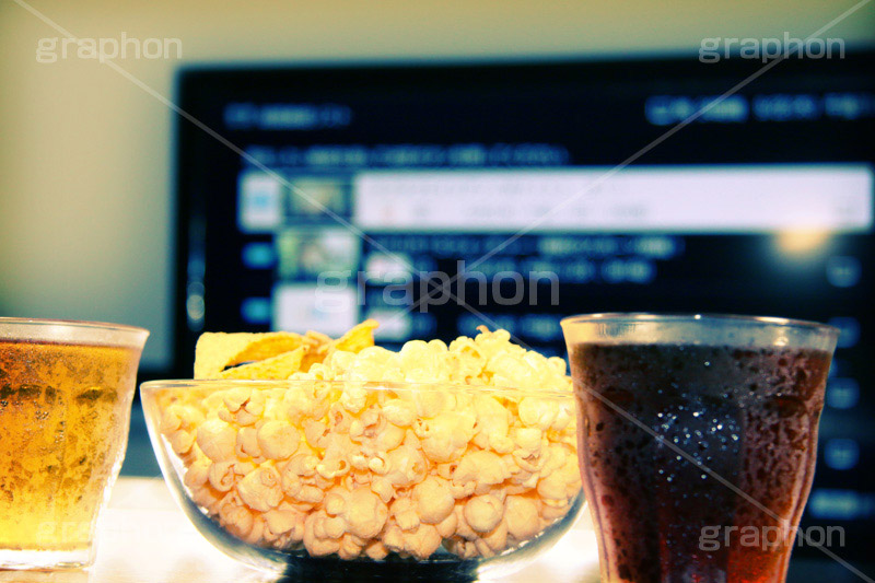 TV鑑賞(ヴィンテージ),おやつ,テレビ,トイカメラ撮影,トイカメラ,ヴィンテージ,ビンテージ,レトロ,お洒落,おしゃれ,オシャレ,味わい,トンネル効果