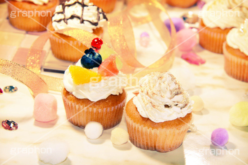 ガーリーカップケーキ(ヴィンテージ),かわいい,お菓子,トイカメラ撮影,トイカメラ,ヴィンテージ,ビンテージ,レトロ,お洒落,おしゃれ,オシャレ,味わい,トンネル効果,プリ画,女子力,poem,ポエム