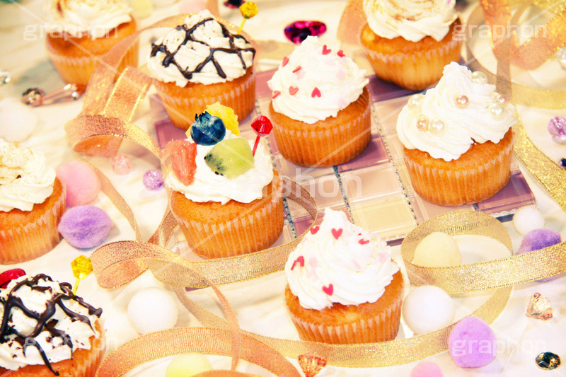 ガーリーカップケーキ(ヴィンテージ),かわいい,お菓子,トイカメラ撮影,トイカメラ,ヴィンテージ,ビンテージ,レトロ,お洒落,おしゃれ,オシャレ,味わい,トンネル効果,プリ画,女子力,poem,ポエム