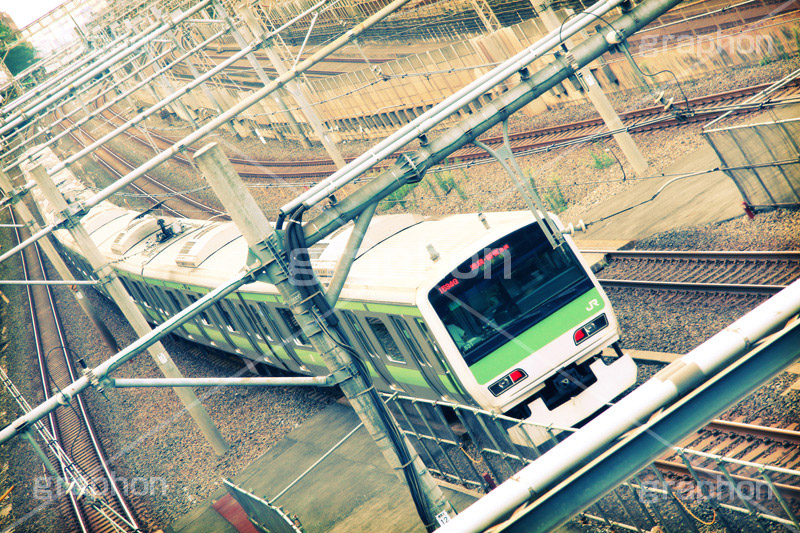 日暮里駅に集まる電車(ヴィンテージ),駅,電車,トイカメラ撮影,トイカメラ,ヴィンテージ,ビンテージ,レトロ,お洒落,おしゃれ,オシャレ,味わい,トンネル効果