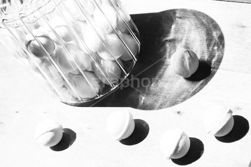 鈴型のラムネ(モノクロ),モノクロ,白黒,しろくろ,モノクローム,単色画,単彩画,単色