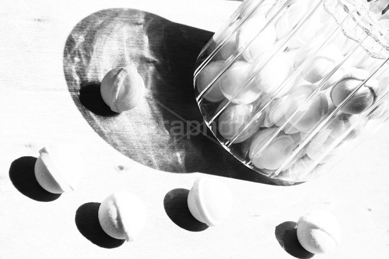 鈴型のラムネ(モノクロ),モノクロ,白黒,しろくろ,モノクローム,単色画,単彩画,単色