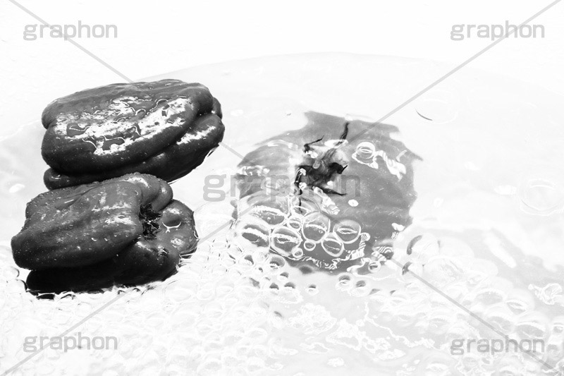 水に浮く野菜(モノクロ),モノクロ,白黒,しろくろ,モノクローム,単色画,単彩画,単色