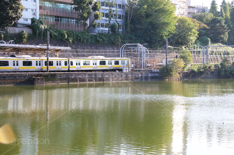 市ヶ谷堀,市ヶ谷,市ヶ谷水管橋,市ヶ谷橋,駅前,神田川,川,橋,新宿区,千代田区,大学,電車,線路,総武線,電車/鉄道