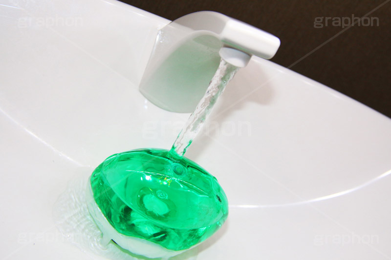 タンクの水で手を洗う？洗わない？論争,論争,議論,トイレ,お手洗,タンク,手,洗う,清潔,不潔,衛生,エチケット,マナー,水道,蛇口,ルール,水洗,洗浄,toilet,tank,etiquette,manner