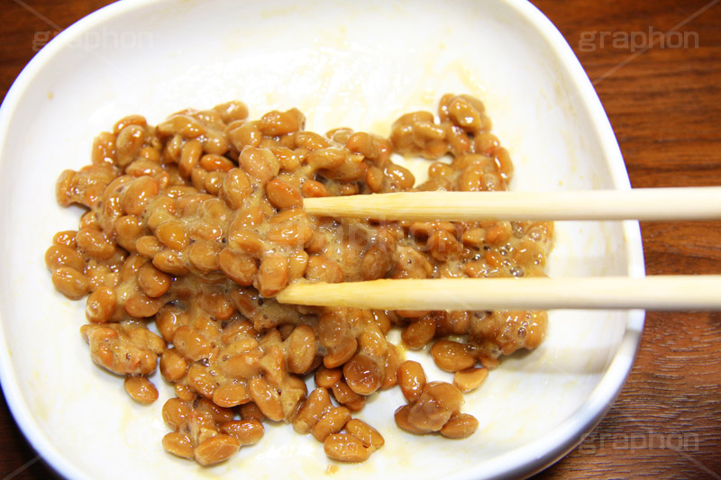 ネバネバ納豆,納豆,箸,はし,わりばし,割り箸,朝食,和食,日本食,日本料理,混ぜる,まぜる,ネバネバ,糸,粘,japan,soy,beans,natto